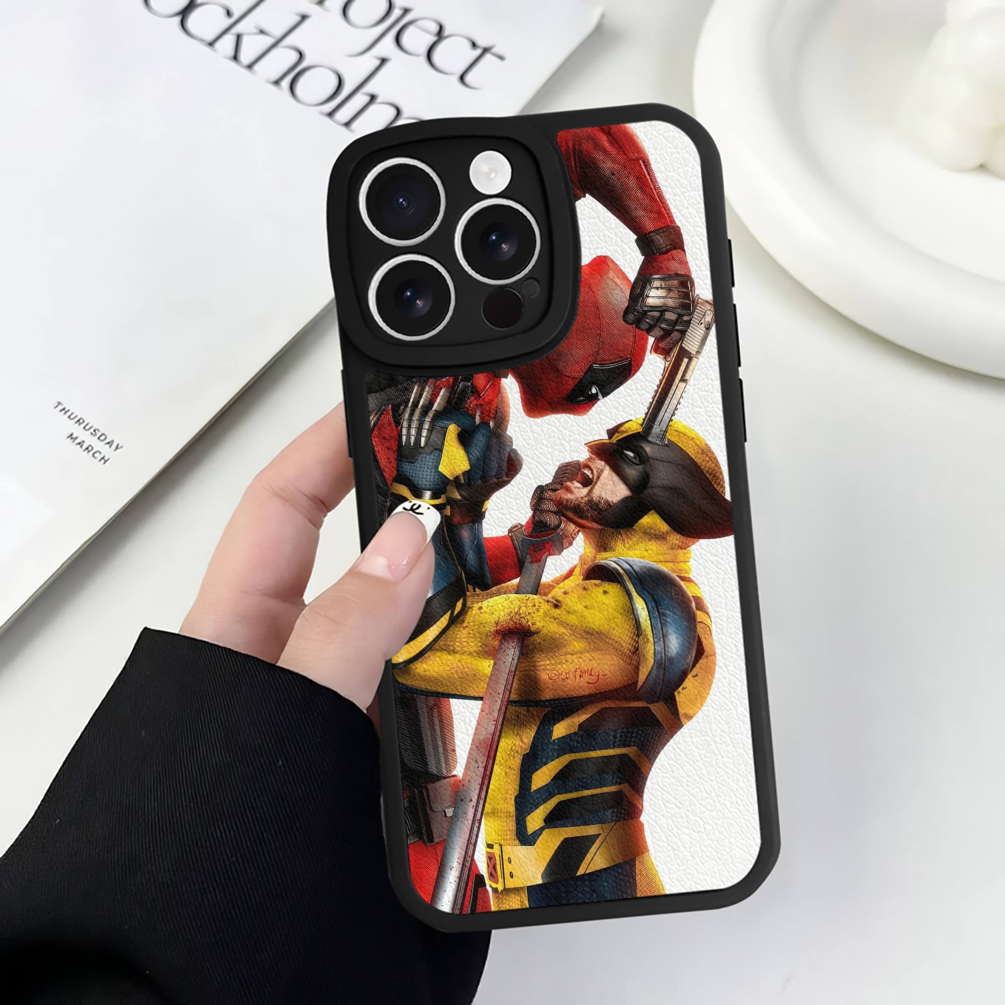 （画像用） Deadpool デッドプール 【iPhone 16シリーズ対応】シリコンスマホケース（レザー調） 材質：シリコン